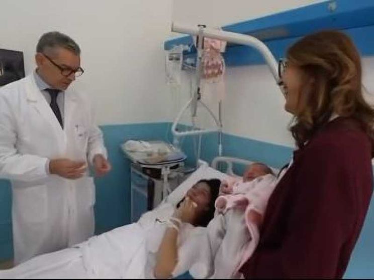 Un frame del video girato dalla troupe del Tg1 all'ospedale di Gela: Claudia, la maestra Amalia e la piccola Amalia Patrizia