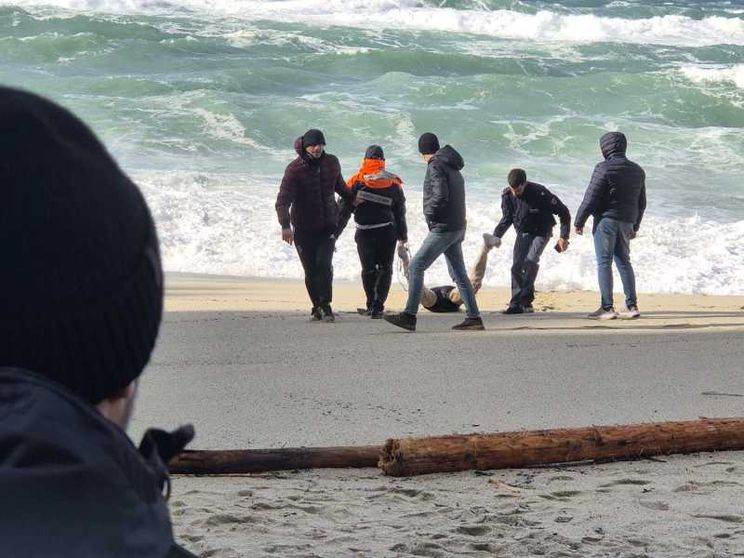 Il ritrovamento di uno dei cadaveri sulle spiagge della Calabria