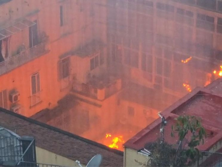 Le fiamme, il crollo della cupola, il dolore di Napoli: il teatro Sannazaro non c'è più