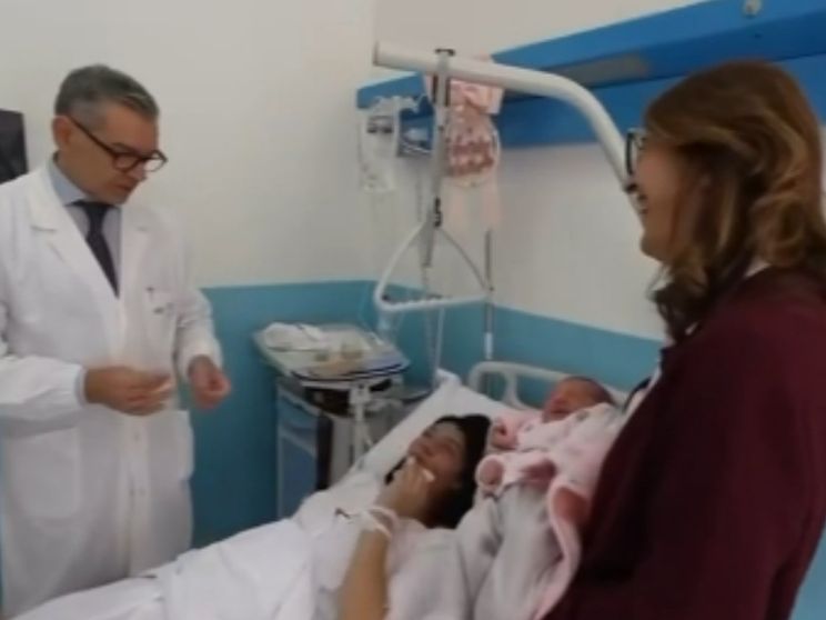 Un frame del video girato dalla troupe del Tg1 all'ospedale di Gela: Claudia, la maestra Amalia e la piccola Amalia Patrizia