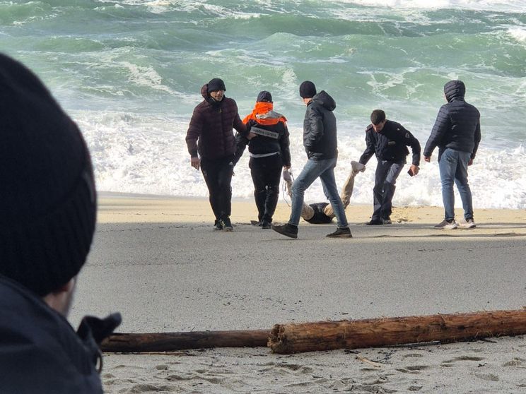 Il ritrovamento di uno dei cadaveri sulle spiagge della Calabria