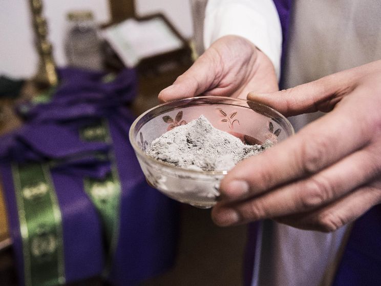 Le ceneri usate per il rito del Mercoledì che apre il tempo della Quaresima