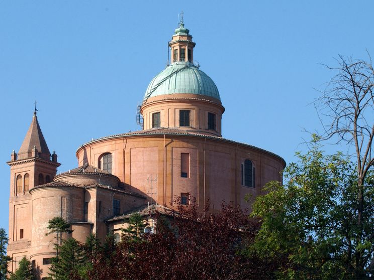 Ladri a San Luca, ma il tesoro di Bologna sono lacrime e preghiere