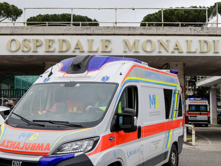 Le ambulanze fuori dall'ospedale Monaldi di Napoli, dove il piccolo Domenico è ricoverato
