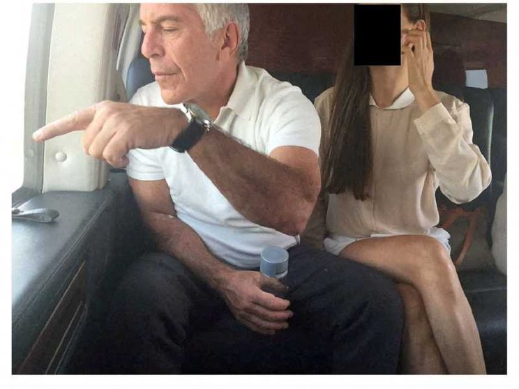 Il finanziere Jeffrey Epstein a bordo di un aereo indica qualcosa dal finestro. Al suo financo una donna il cui volto è stato oscurato per ragioni di riservatezza