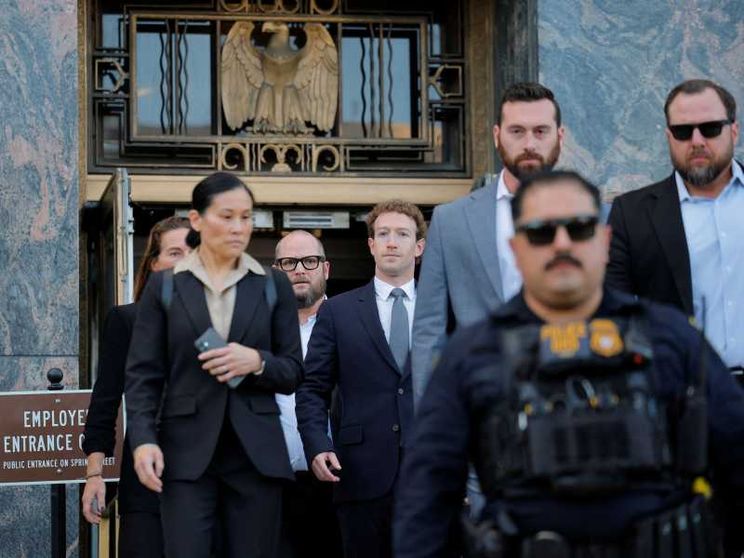 I social creano dipendenza? La difesa (debole) di Zuckerberg in tribunale