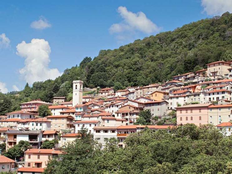 C'è un borgo in Toscana che dà casa e lavoro a tutti i suoi cittadini