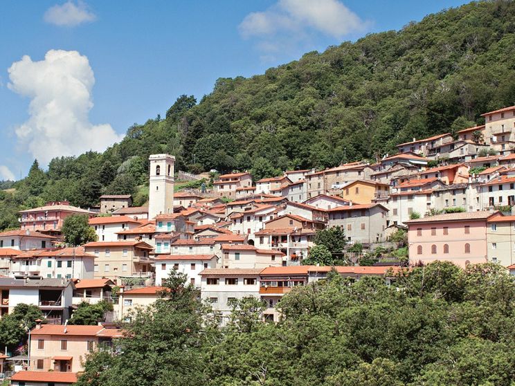 C'è un borgo in Toscana che dà casa e lavoro a tutti i suoi cittadini