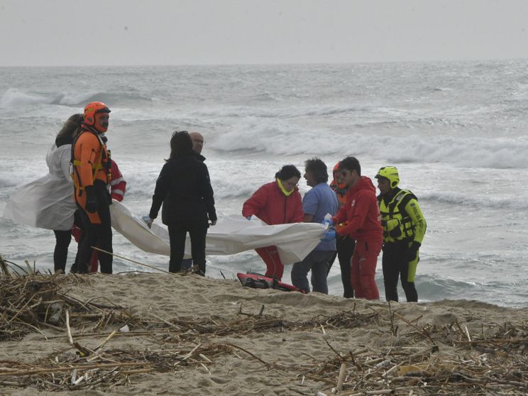 «Non è possibile tacere davanti ai corpi dei migranti in mare. Ora apriamo gli occhi»