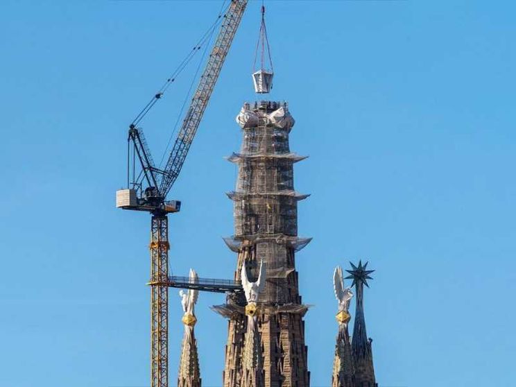 La Sagrada Familia raggiunge la vetta: completata la Croce sulla torre di Gesù Cristo