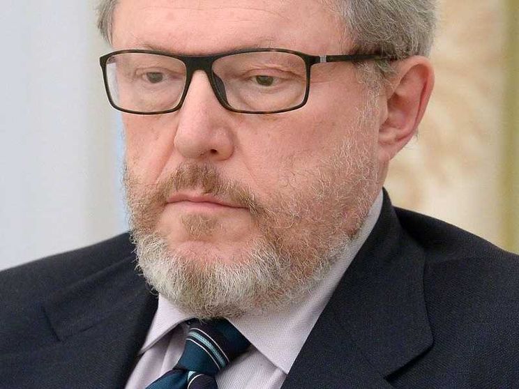 In primo piano, Grigorij Javlinskij: indossa giacca, cravatta e occhiali