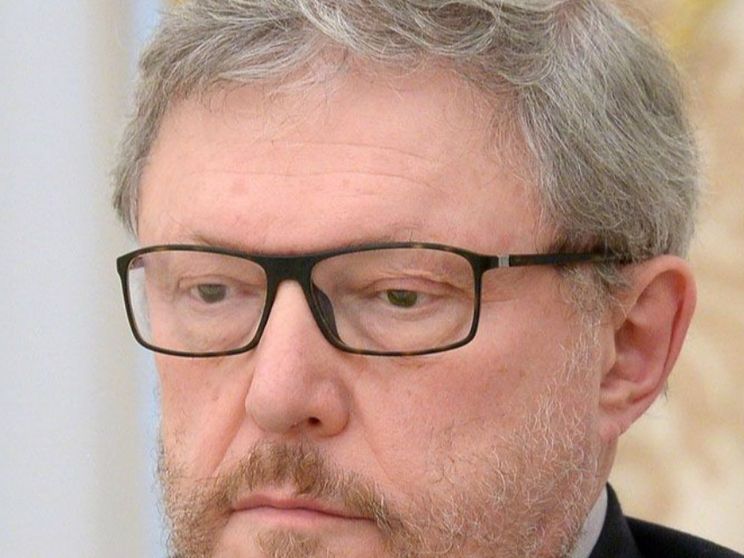 In primo piano, Grigorij Javlinskij: indossa giacca, cravatta e occhiali