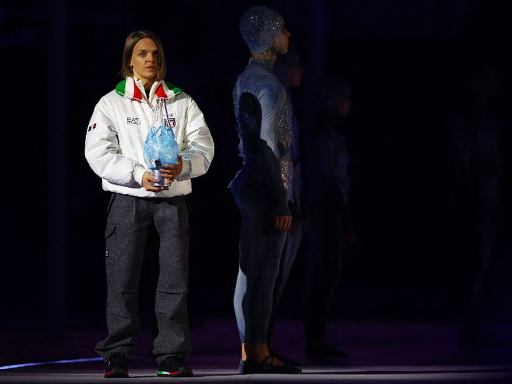 Lo spegnimento della fiamma olimpica tra le mani di Arianna Fontana