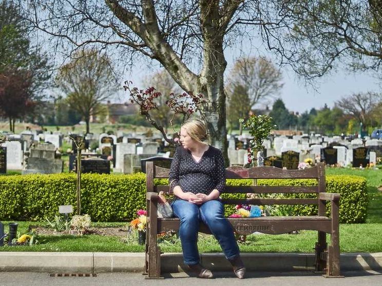 Una giovane donna sola, al cimitero