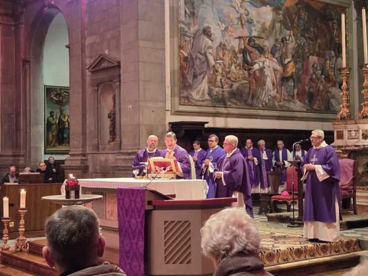 Lucca, chiesa di San Paolino: da sinistra l’arcivescovo Giulietti, il cardinale Betori e il vescovo Tardelli alla Messa celebrata domenica scorsa