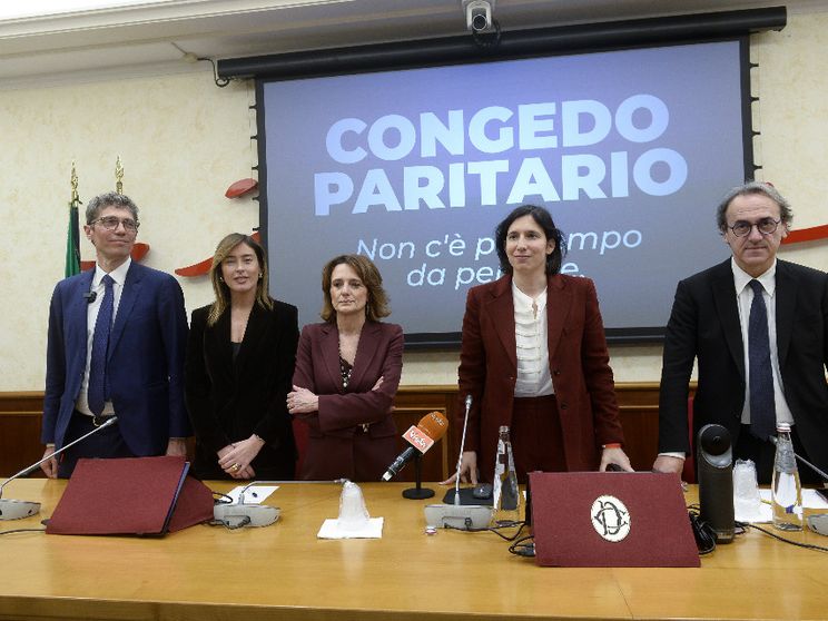 Cos'è il congedo parentale paritario e perché ha fatto litigare maggioranza e opposizione