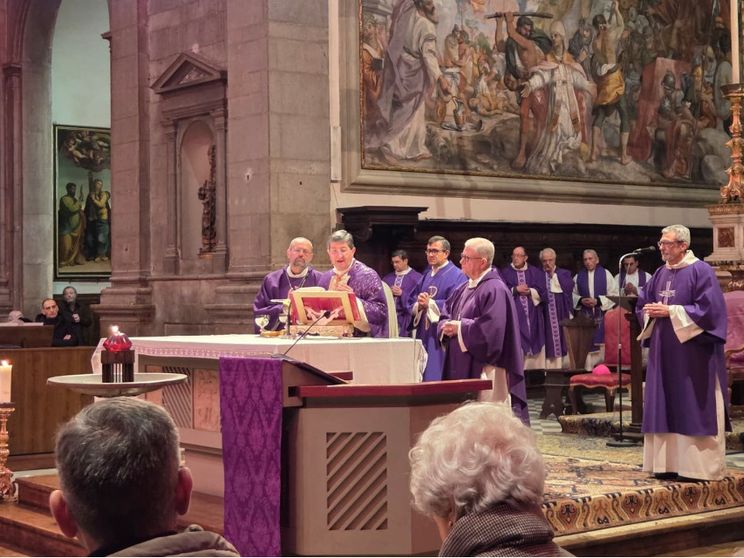 Lucca, chiesa di San Paolino: da sinistra l’arcivescovo Giulietti, il cardinale Betori e il vescovo Tardelli alla Messa celebrata domenica scorsa