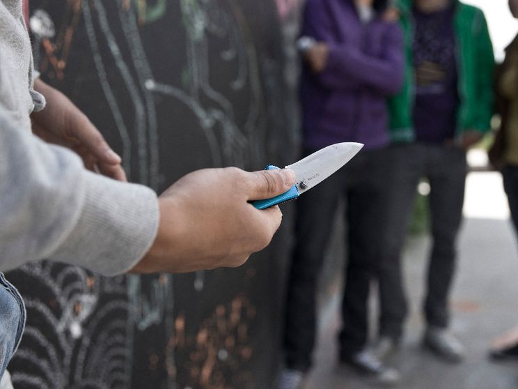 «Consegnate i coltelli in chiesa», l'appello di don Matteo Galli ai giovani
