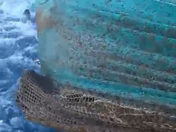 A Lampedusa i pescatori trovano le barche dei migranti impigliate nelle reti