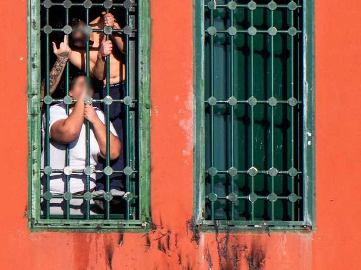 Alcuni detenuti che si affacciano dalle celle del carcere minorile Beccaria di Milano. Ansa /Andrea Fasani