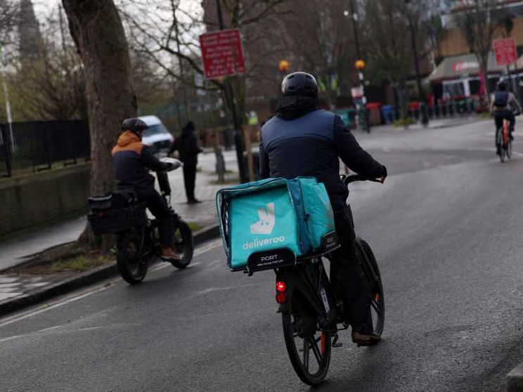 Caporalato sui rider, controllo giudiziario per Deliveroo