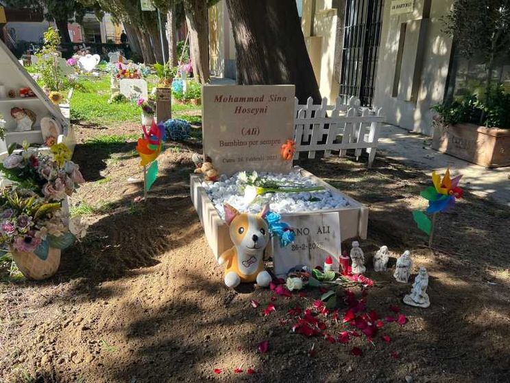 A tre anni dalla strage di Cutro c'è una lapide per il piccolo Alì