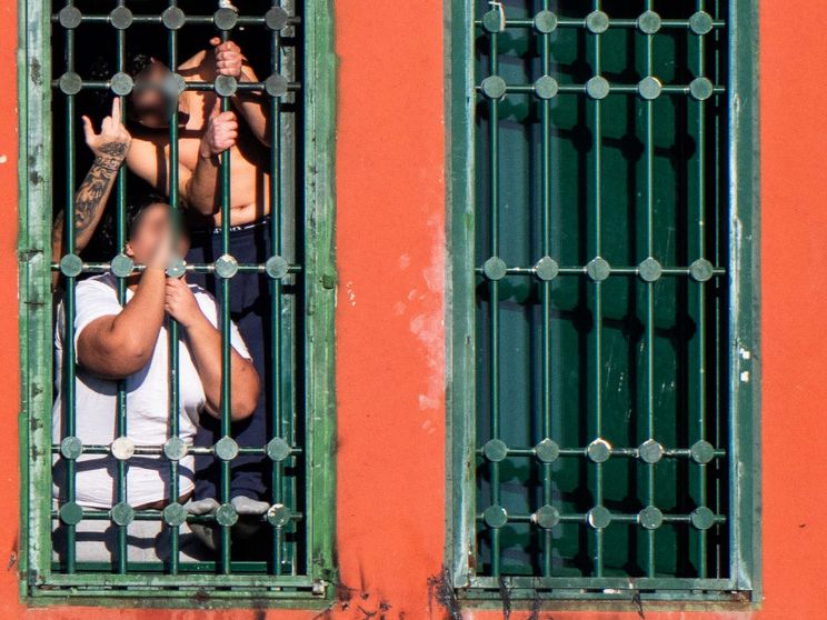 Alcuni detenuti che si affacciano dalle celle del carcere minorile Beccaria di Milano. Ansa /Andrea Fasani