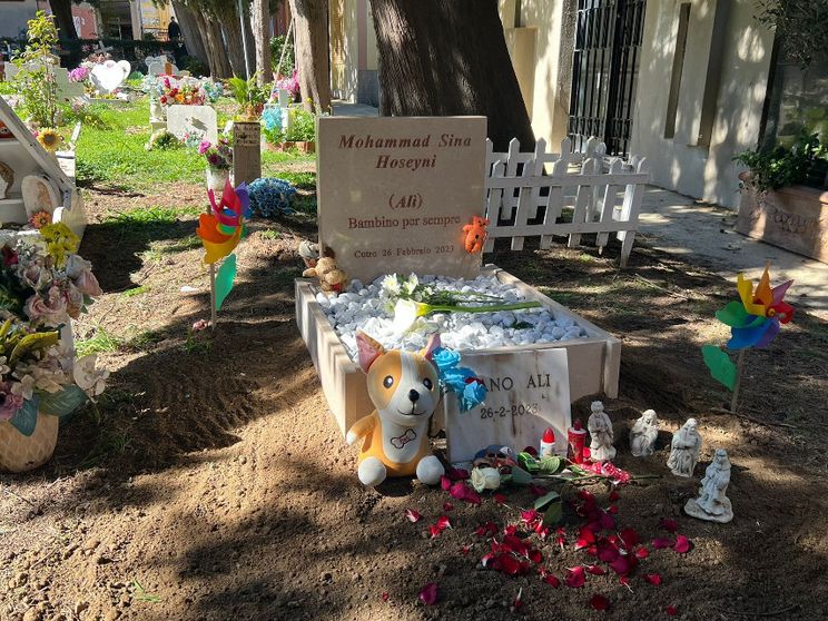 A tre anni dalla strage di Cutro c'è una lapide per il piccolo Alì