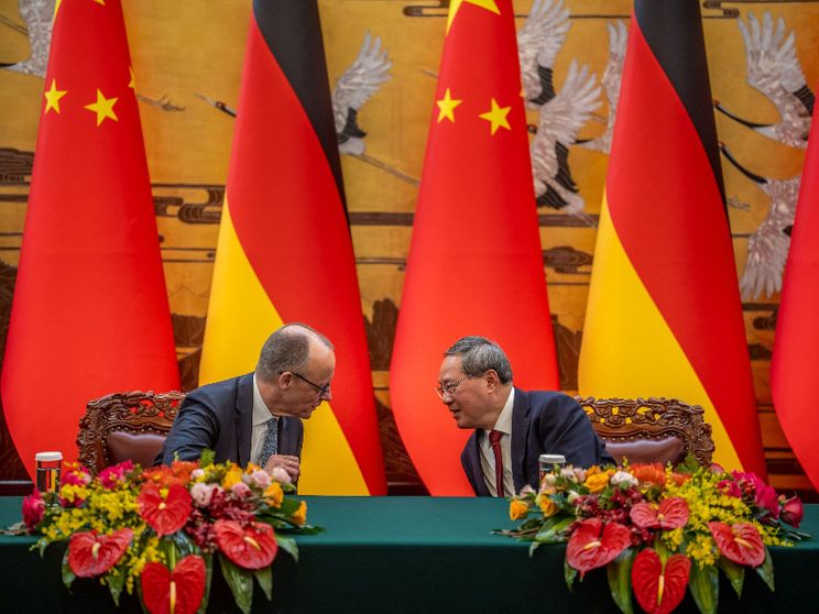 Il cancelliere tedesco Friedrich Merz con il premier cinese Li Qiang nella Grande Sala del Popolo