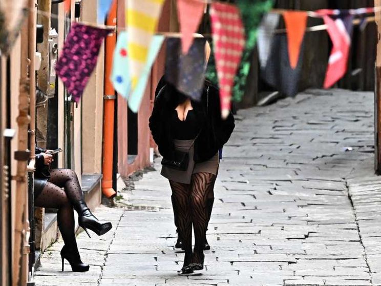 «Paga le tasse»: così la prostituzione si trasforma in "lavoro"?