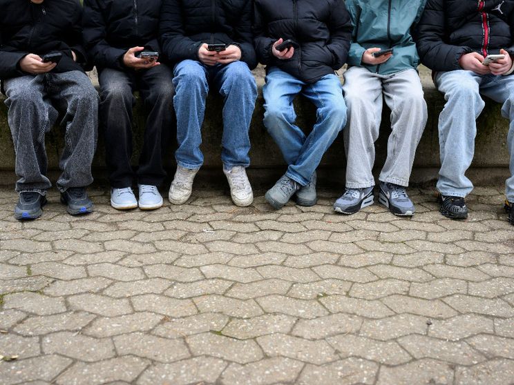 Divieto di accesso ai social per i minori o regolamentazione delle piattaforme?