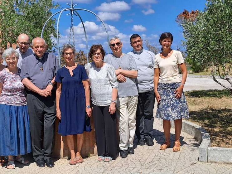 Un gruppo di missionari e missionarie di Chiesa-Mondo
