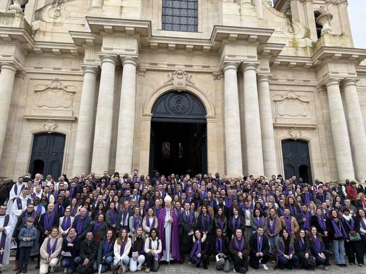 Catecumeni della diocesi di Versailles con il vescovo Luc Crepy, dopo il Rito di elezione domenica scorsa