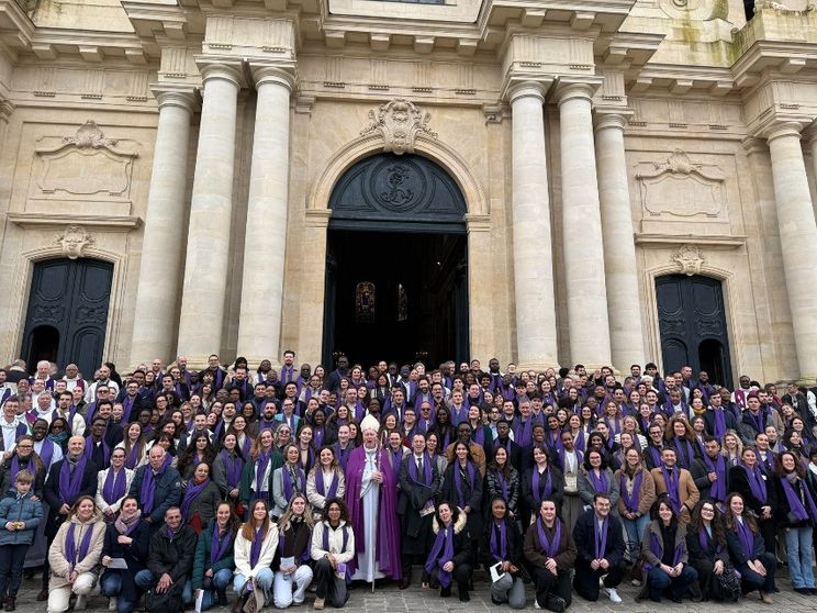 Catecumeni della diocesi di Versailles con il vescovo Luc Crepy, dopo il Rito di elezione domenica scorsa