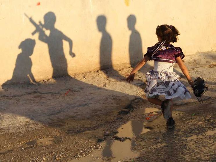 Una bimba palestinese in fuga