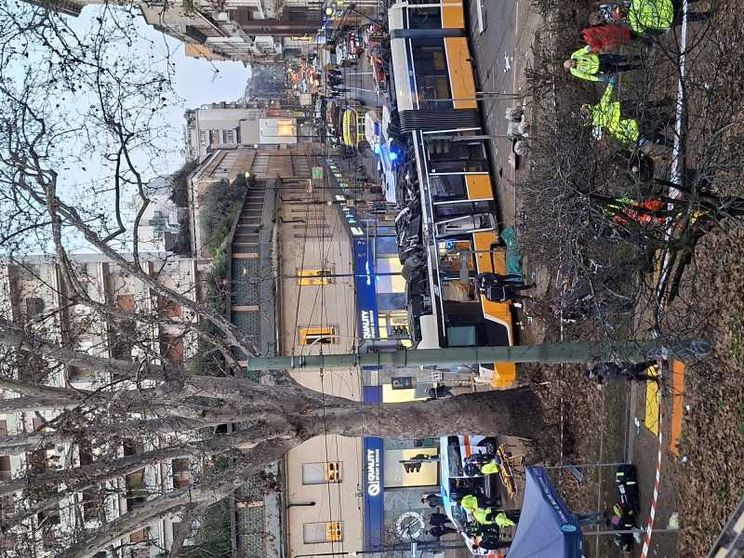 Il boato, i vetri rotti, lo choc: «Il tram è piombato a pochi metri da me»