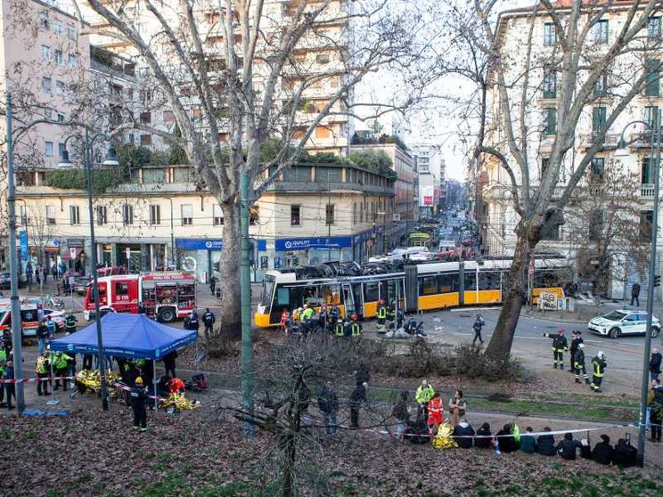 Il deragliamento del tram a Milano. La ricostruzione: l'ipotesi di un malore e il video choc