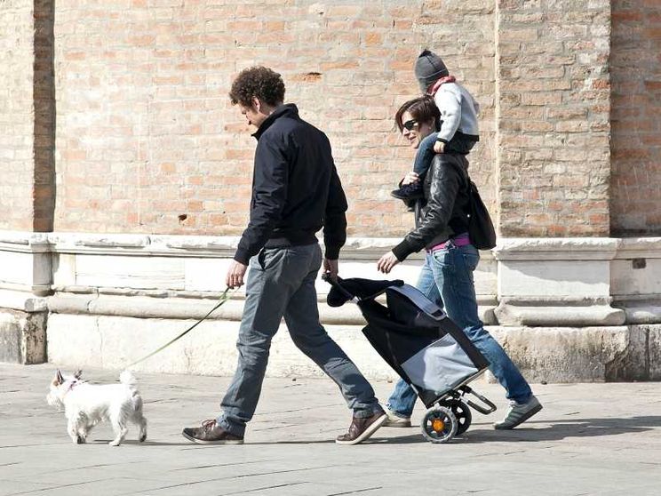 Famiglia a spasso con il cane