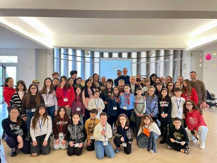 Il vescovo Crociata (al centro) con i partecipanti al Consiglio pastorale dei ragazzi a Cisterna di Latina
