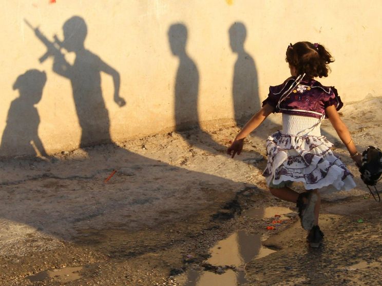 Una bimba palestinese in fuga