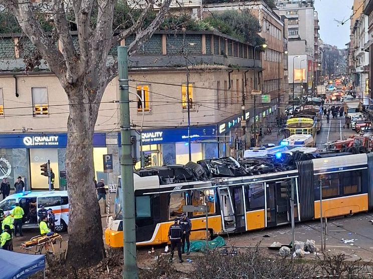 Il boato, i vetri rotti, lo choc: «Il tram è piombato a pochi metri da me»