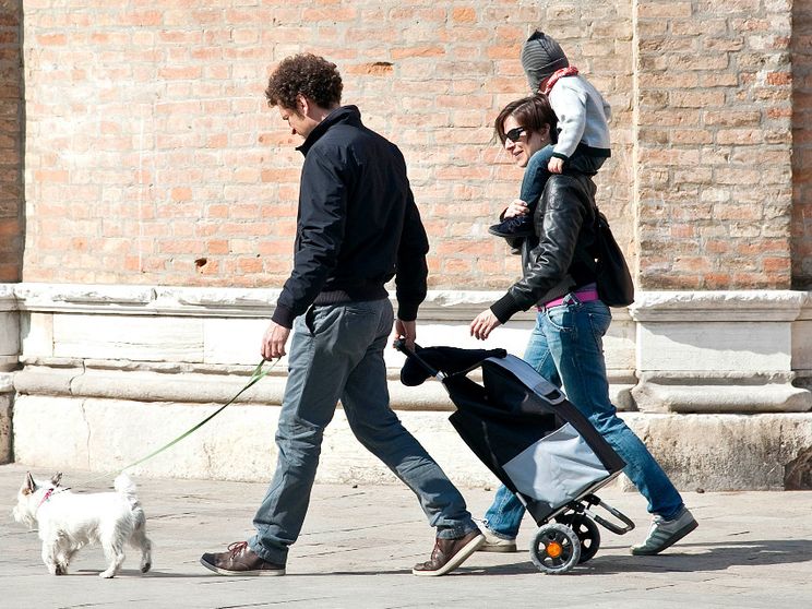 Famiglia a spasso con il cane