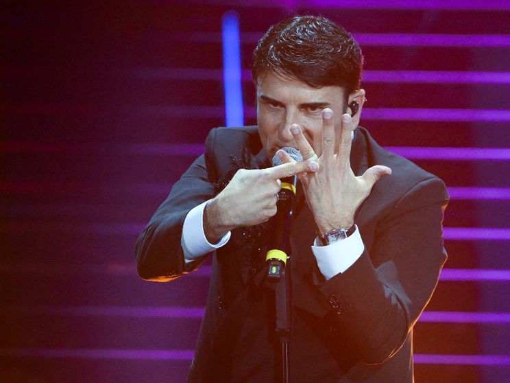 Sal Da Vinci mostra la fede durante la canzone