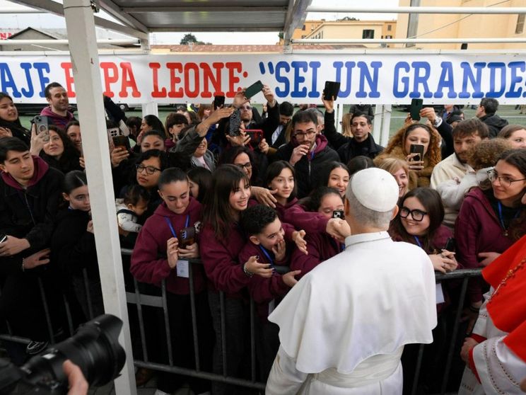 Un momento della visita di Leone XIV alla parrocchia dell'Ascensione al Quarticciolo