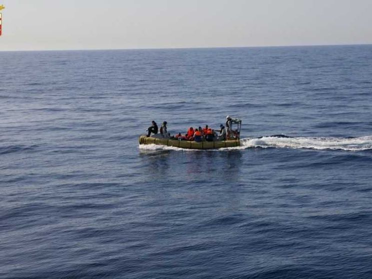 Partorisce su un gommone diretto a Lampedusa
