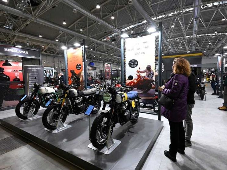 Tre moto esposte nell'edizione 2025 di Motodays, con visitatori che l'ammirano