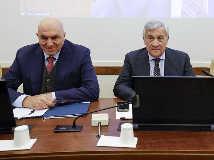 Crosetto e Tajani alle Camere, è scontro. Meloni: «L'Iran non attacchi o sarà peggio»