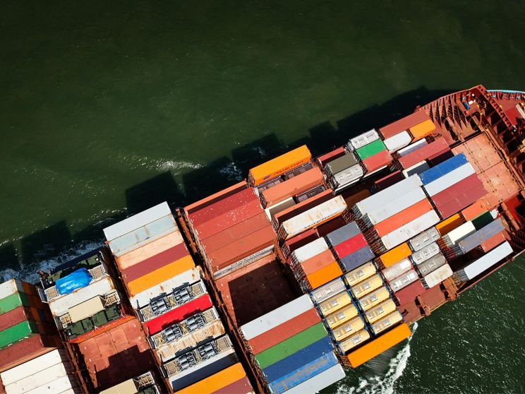 Il traffico navale attraverso lo Stretto di Hormuz è crollato di circa il 40-50% nel giro di poche ore già sabato