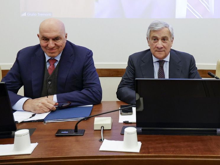 Crosetto e Tajani alle Camere, è scontro. Meloni: «L'Iran non attacchi o sarà peggio»