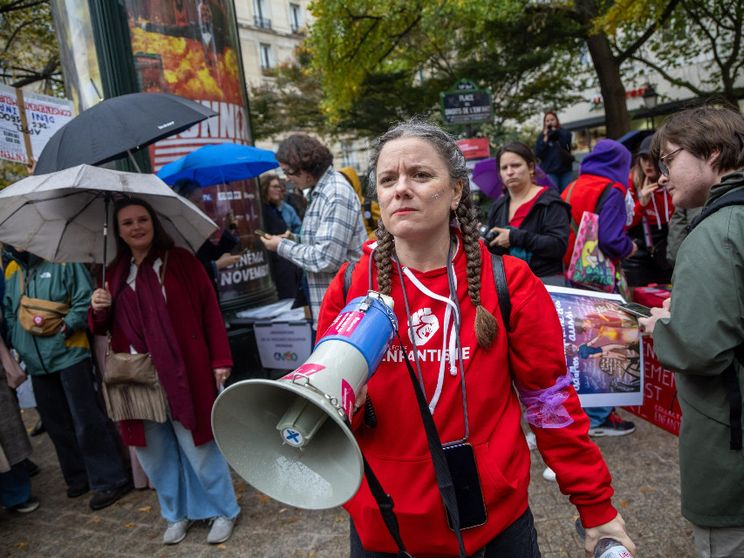 L’attivista Claire Bourdille durante una manifestazione del Collettivo infantista in Francia